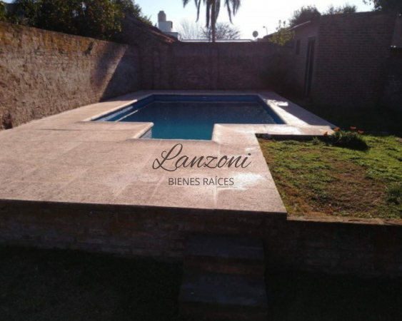 CASA CÉNTRICA CON IMPORTANTE AMPLITUD DE PARQUE - Cód. LBR88CAS