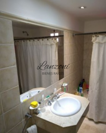 CASA CÉNTRICA CON IMPORTANTE AMPLITUD DE PARQUE - Cód. LBR88CAS