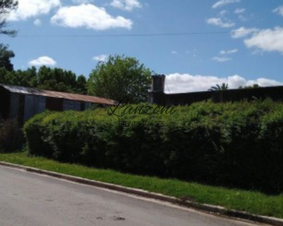 PROPIEDAD EN VENTA CON INTERESANTE AMPLITUD DE ESPACIO VERDE - Cód. LBR110CAS 