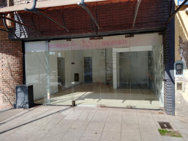 RIVADAVIA AL 700, VENTA DE IMPECABLE LOCAL COMERCIAL EN PLENO CENTRO DE LA CIUDAD - Cód. LBR84LOC
