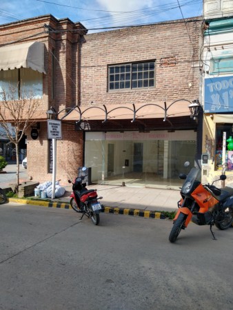 RIVADAVIA AL 700, VENTA DE IMPECABLE LOCAL COMERCIAL EN PLENO CENTRO DE LA CIUDAD - Cód. LBR84LOC