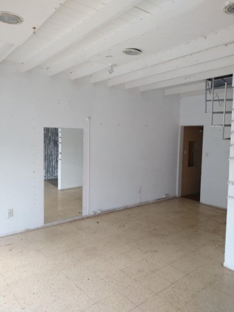 RIVADAVIA AL 700, VENTA DE IMPECABLE LOCAL COMERCIAL EN PLENO CENTRO DE LA CIUDAD - Cód. LBR84LOC