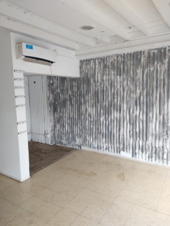 RIVADAVIA AL 700, VENTA DE IMPECABLE LOCAL COMERCIAL EN PLENO CENTRO DE LA CIUDAD - Cód. LBR84LOC
