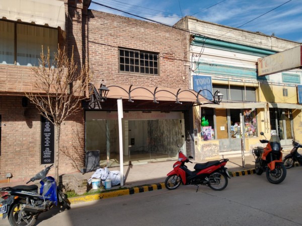 RIVADAVIA AL 700, VENTA DE IMPECABLE LOCAL COMERCIAL EN PLENO CENTRO DE LA CIUDAD - Cód. LBR84LOC