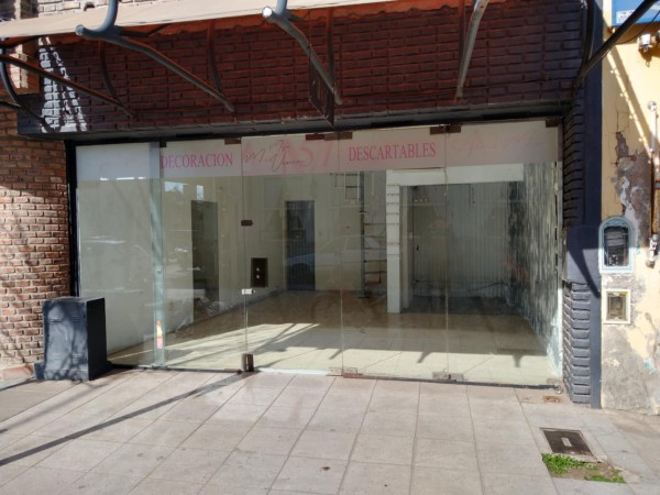 RIVADAVIA AL 700, VENTA DE IMPECABLE LOCAL COMERCIAL EN PLENO CENTRO DE LA CIUDAD - Cód. LBR84LOC